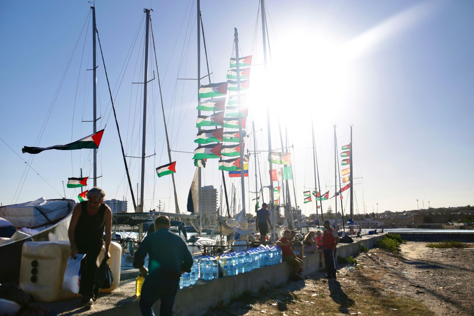 Decenas de banderas de Palestina y una de Colombia ondean en una embarcación de la Global Sumud Flotilla que se preparaba para zarpar desde Barcelona. Foto de Luna Barreto.