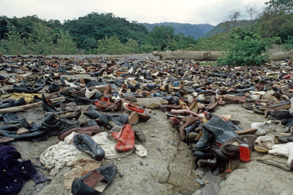 Los envíos humanitarios de zapatos para un solo pie, arriban en agosto a las ruinas tropicales de Armero. Agotada por el calor, la falta de electricidad, agua y vivienda, la gente botó dichas prendas al lecho del río que trajo la avalancha. Antiguo Armero.