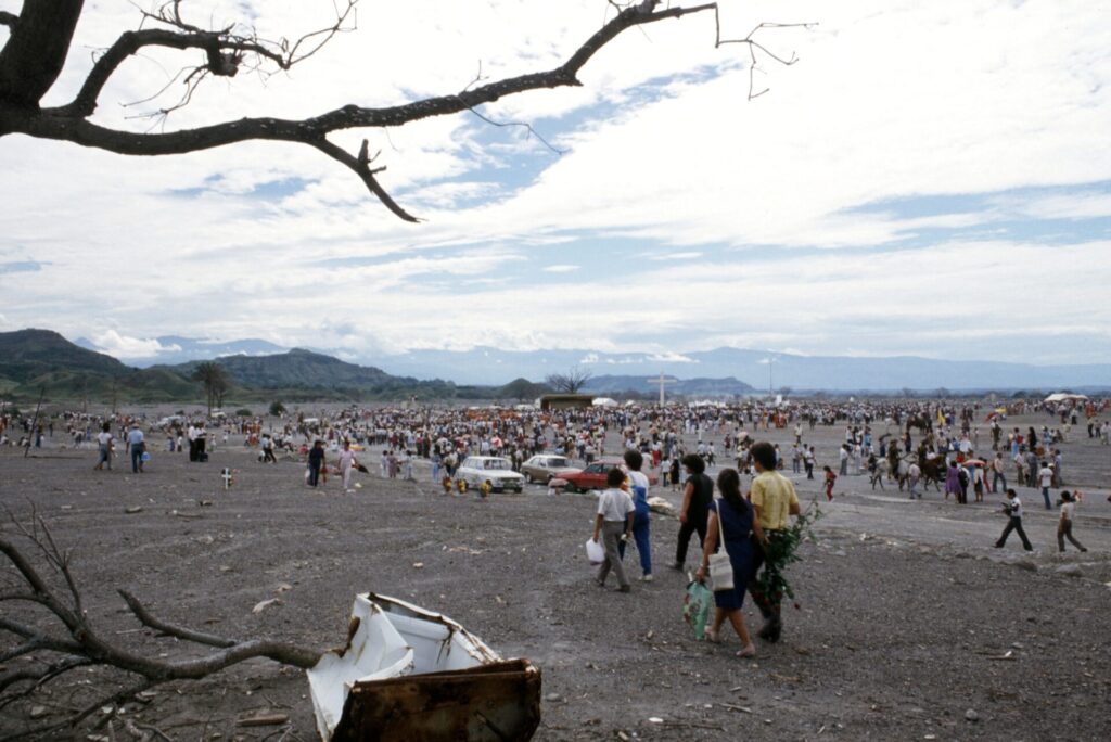 El primer aniversario. Nadie sabe con certeza cuántas personas vinieron a vivir su duelo en Armero, se calcula que cerca de 50000. Trajeron cruces y cactus para sembrar, flores frescas y pancartas de protesta, coloridas sombrillas para resguardarse del sol. Algunas personas se desmayaron por el calor. Las flores se marchitaron. Cuando todo había terminado, algunos habían agotado sus lágrimas. Otros se fueron "a casa" para llorar por primera vez en un año. Nota: la gente de Armero llama "El Reencuentro" a este evento anual.