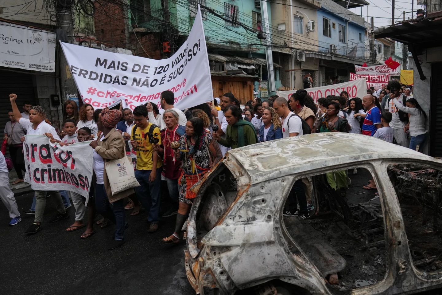Manifestantes protestan días después de una operación policial mortal contra una banda de narcotraficantes en la favela Complexo da Penha, el viernes 31 de octubre de 2025, en Río de Janeiro. Crédito: Silvia Izquierdo (AP Foto).