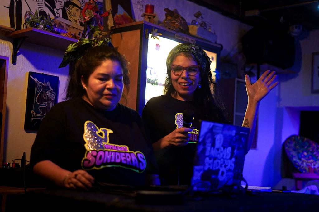Amplificadas es un colectivo de sonideras y picoteras de México y Colombia que busca visibilizar el trabajo de las mujeres en estas culturas. Foto de Daniela Díaz.