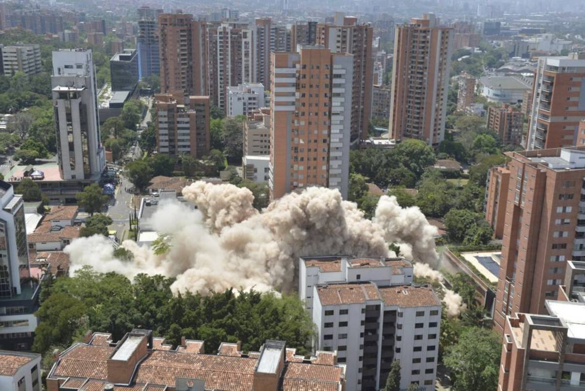Demolición del edificio Monáco, en Medellín. Foto de Luis Benavidez (AP).