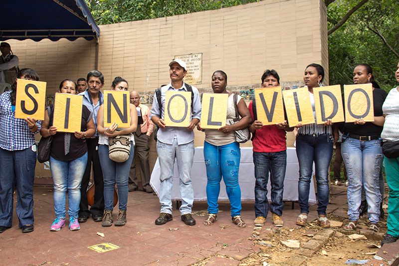 Petición de perdón público de instituciones del Estado a los familiares de las víctimas de los crímenes ocurridos en Trujillo, Valle del Cauca, entre 1988 y 1991. En ese período la presencia paramilitar en esta región fue devastadora. Foto de María Paula Durán, tomada de la página del Centro de Memoria Histórica.