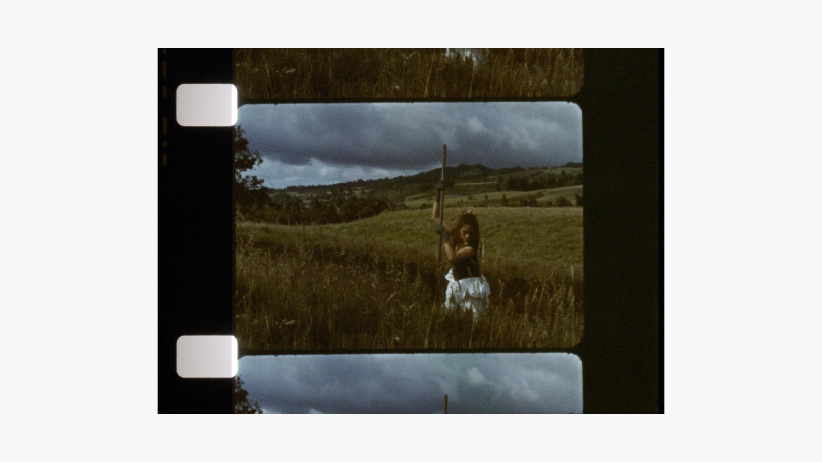 Forenses (2025, dir. Federico Atehortúa) entreteje tres historias sobre la figura del desaparecido en Colombia para preguntarse por el vínculo entre la memoria de nuestros muertos y la identidad nacional.