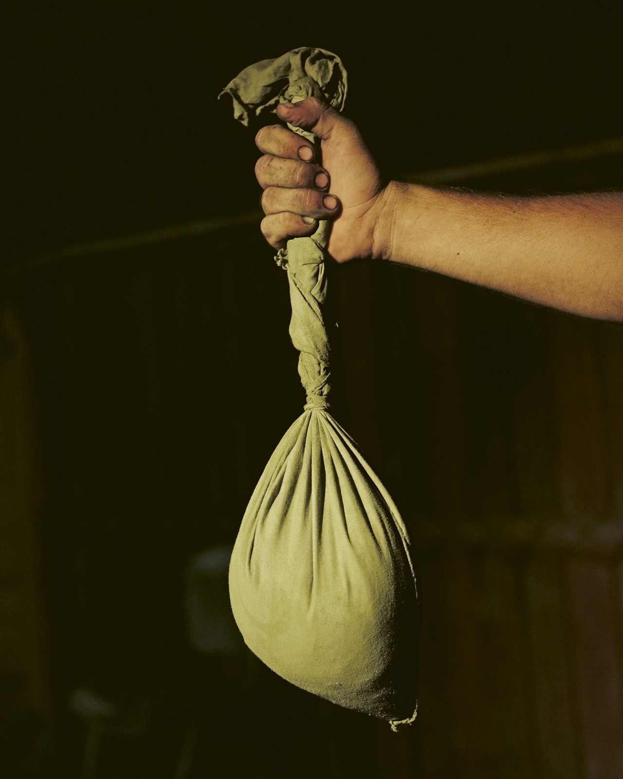 Mambe cernido en una tela (Leticia, Amazonas, 2024). Foto de Jorge Panchoaga. Uno de los últimos pasos en la elaboración de mambe en la amazonia colombiana consiste en pasar la mezcla de la hoja de coca macerada y las cenizas por una tela que, al ser sacudida, desprende un polvo fino y ligero que cae suavemente mientras otro tanto flota en el aire.
