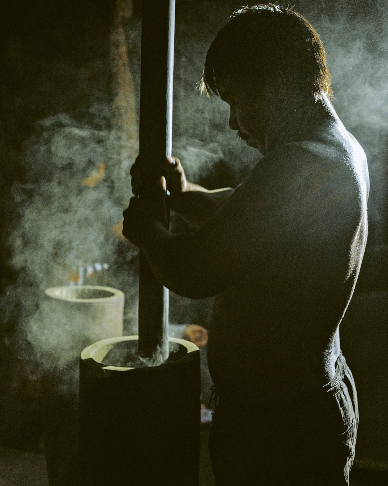 Macerando hoja de coca (Leticia, Amazonas, 2024). Foto de Jorge Panchoaga. Hay diversas teorías de domesticación de la planta: basada en el análisis genético, ha cobrado fuerza la hipótesis de domesticación múltiple, que explica que existieron diversas áreas geográficas que se relacionaron de forma independiente con variedades de la planta. La memoria oral en el Amazonas habla de cinco tipos de arbustos de coca diferentes, uno para cada pueblo que usa la planta y habita en la Amazonia.