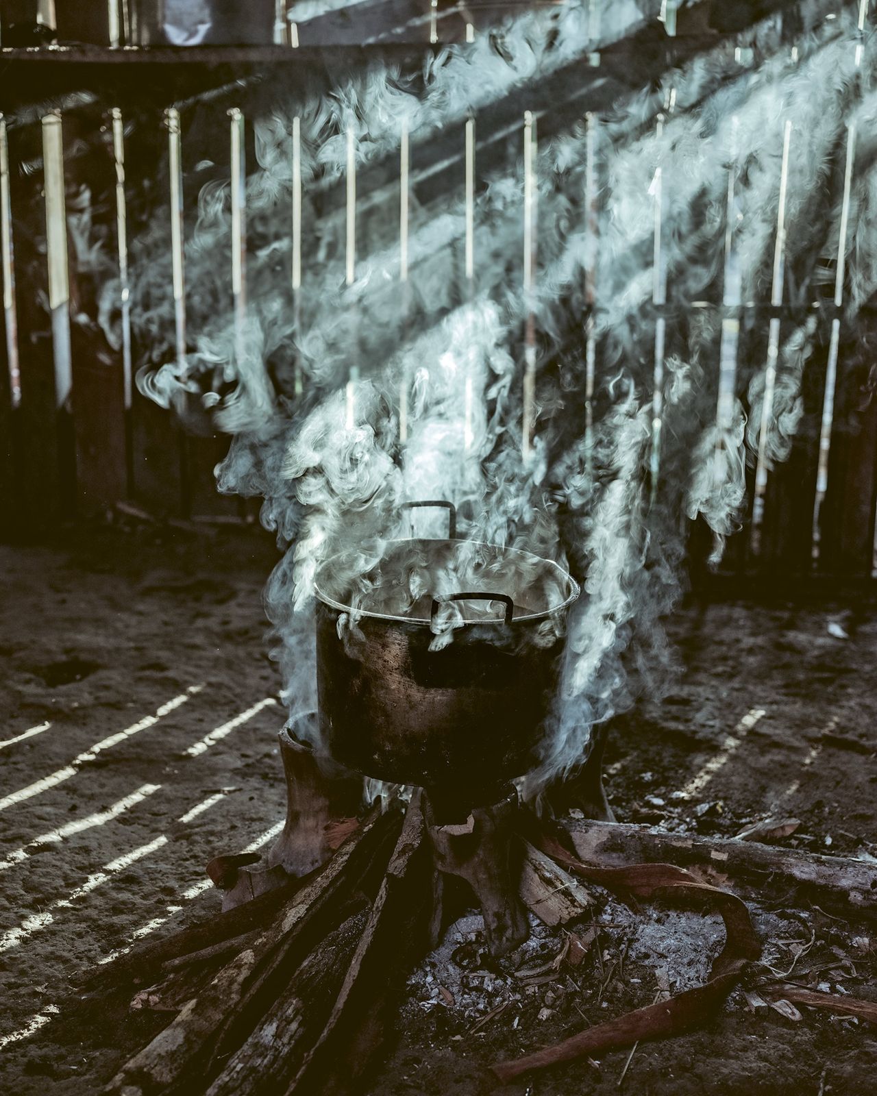 Fogón en maloca mientras se prepara el mambe (Leticia, Amazonas, 2024). Foto de Jorge Panchoaga. Dentro de las malocas, mientras se prepara el mambe, la vida cotidiana se desenvuelve lenta y acaloradamente entre charlas, trabajo, descanso, risas. Una olla con el caldo para la noche lanza vapores cargados de olor a pescado.