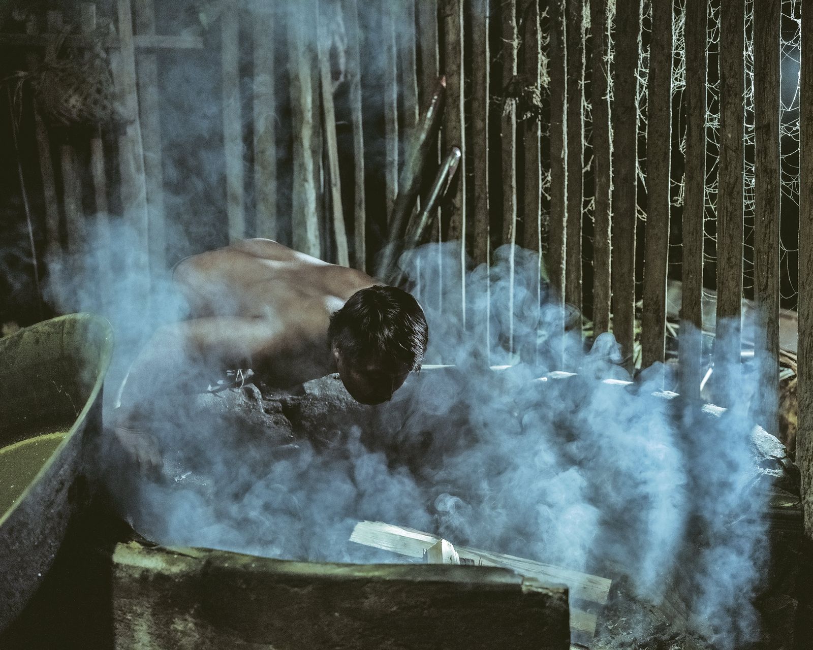 Avivando el fogón para tostar la hoja (Leticia, Amazonas, 2024). Foto de Jorge Panchoaga. Las hojas de la coca, una vez cosechadas cuidadosamente, son tostadas en recipientes sobre el fogón. El consumo de mambe en las ciudades principales de Colombia ha generado una producción enfocada en este mercado que ha venido creciendo con el paso de los años. Algunas malocas tienen pedidos para Bogotá o Medellín. En otras, el consumo local sigue siendo la principal razón de cultivo de la planta.