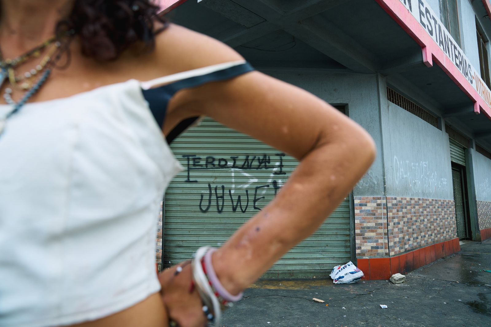 Isabel Pereira, investigadora de Dejusticia y autora del libro Los caminos del dolor: acceso a cuidados paliativos y tratamiento por consumo de heroína en Colombia, identifica cuatro barreras principales para acceder al tratamiento de mantenimiento con metadona: la estricta fiscalización de estos medicamentos, las dificultades para ingresar al sistema de salud y recibir el tratamiento, la falta de capacitación del personal sanitario y el estigma que recae sobre las personas que consumen. Estas limitaciones llevan a muchos a recurrir al mercado ilegal para obtenerla.