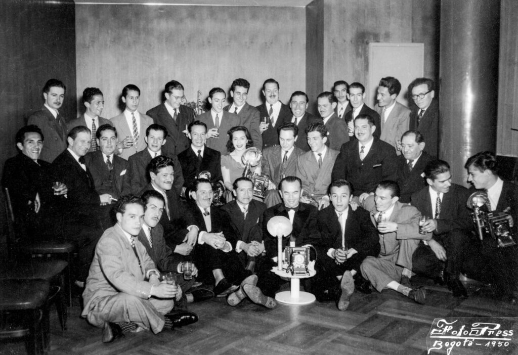 Celebración del círculo de reporteros gráficos después de obtener la personería jurídica (1950). Foto Press. Fondo Alicia Chamorro, Biblioteca Nacional de Colombia. 
