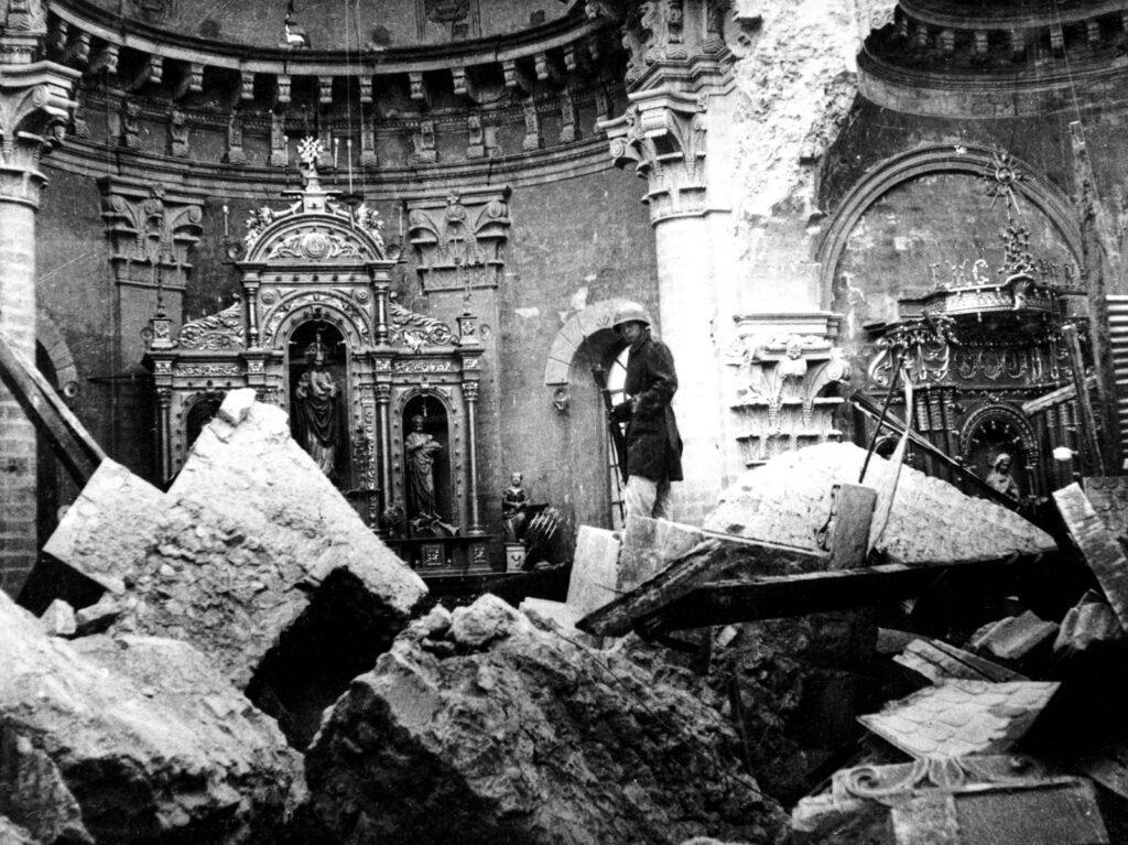 Terremoto en Ambato, Ecuador. (1949) Ampliación en gelatina de plata. Fondo Alicia Chamorro Biblioteca Nacional de Colombia. 