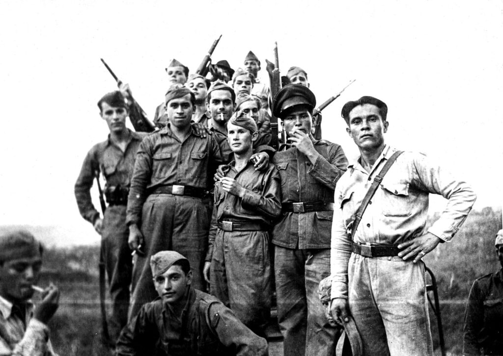 Grupo de soldados. (Sin fecha) Ampliación en gelatina de plata. Fondo Alicia Chamorro. Biblioteca Nacional de Colombia