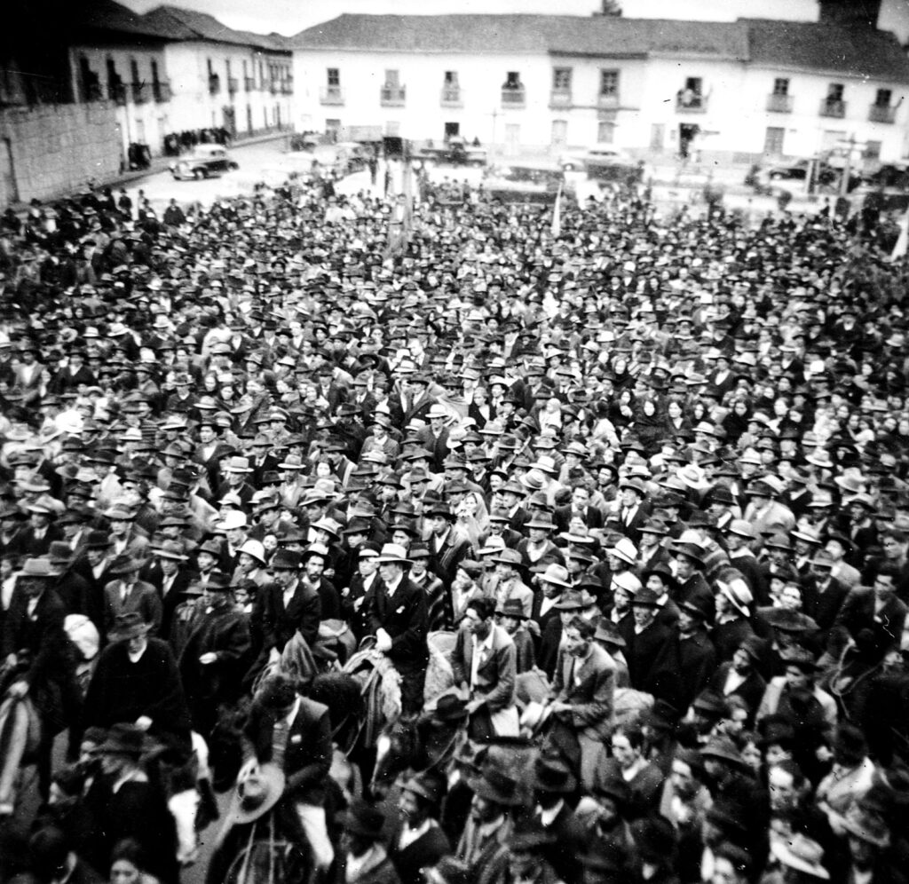 Congregación en la plaza. (Sin fecha) Ampliación en gelatina de plata. Fondo Alicia Chamorro. Biblioteca Nacional de Colombia.