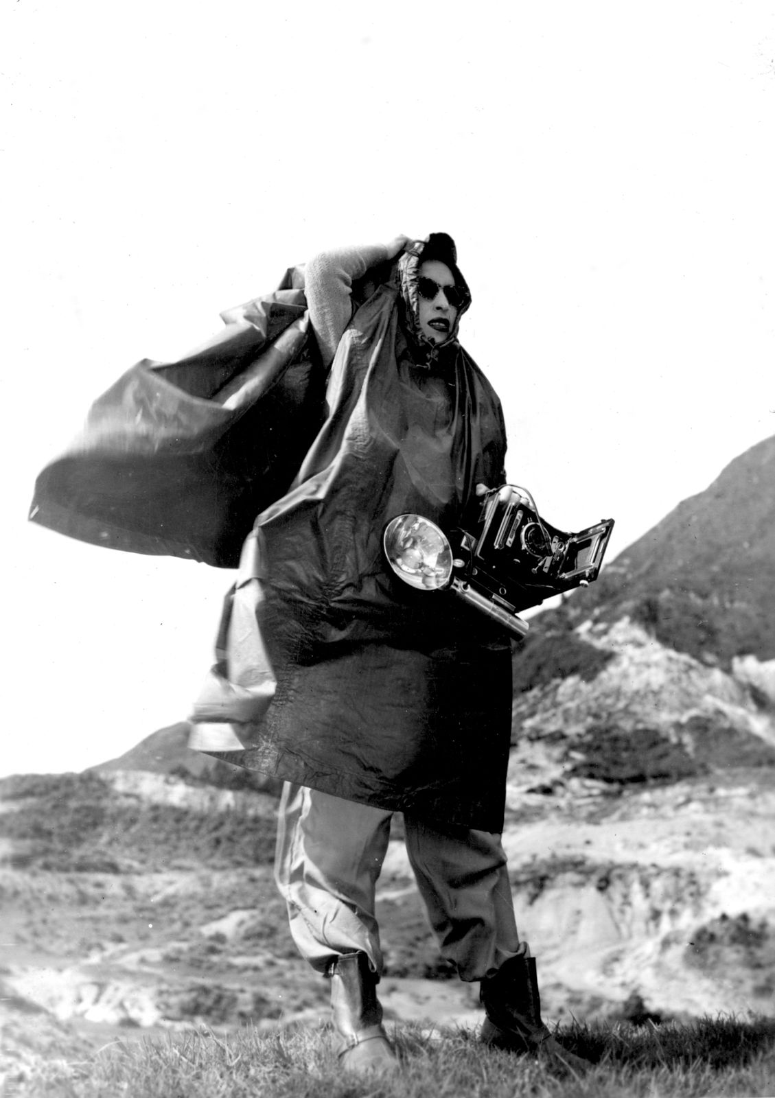 Alicia Chamorro antes de subir al Galeras. (ca. 1950). Ampliación en gelatina de plata. Fondo Alicia Chamorro. Biblioteca Nacional de Colombia.