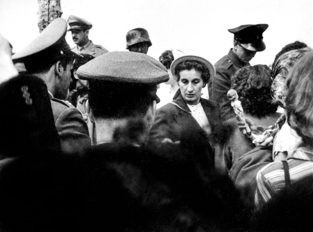 Bertha Hernández durante una visita al sur del país (1949.) Ampliación en gelatina de plata. Fondo Alicia Chamorro. Biblioteca Nacional de Colombia.