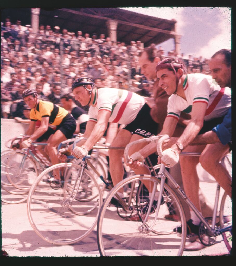 Fausto Coppi, ciclista italiano (1958). Fotografía estereoscópica. Fondo Alicia Chamorro. Biblioteca Nacional de Colombia.