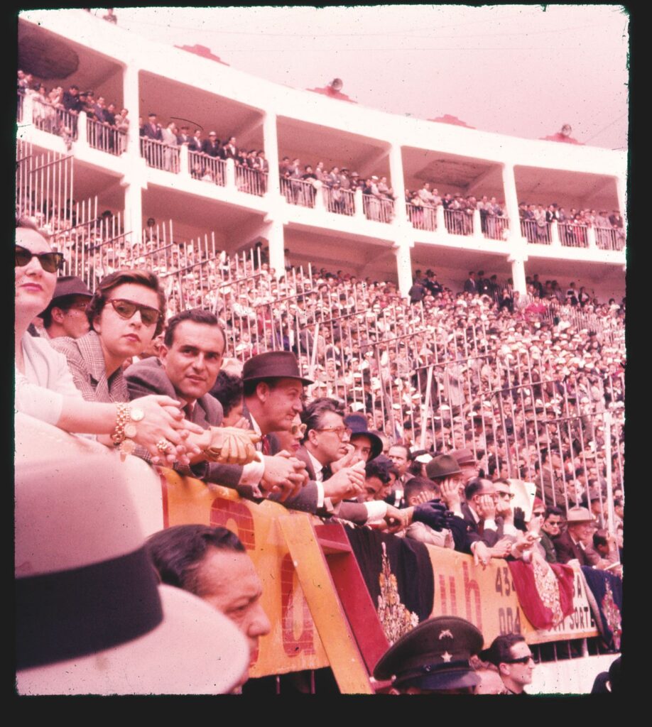 Plaza de toros de Bogotá. (ca. 1958) Fotografía estereoscópica. Fondo Alicia Chamorro. Biblioteca Nacional de Colombia.