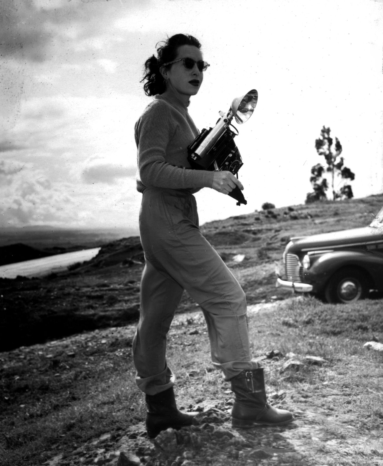 Alicia Chamorro antes de subir al Galeras. (ca. 1950). Ampliación en gelatina de plata. Fondo Alicia Chamorro. Biblioteca Nacional de Colombia