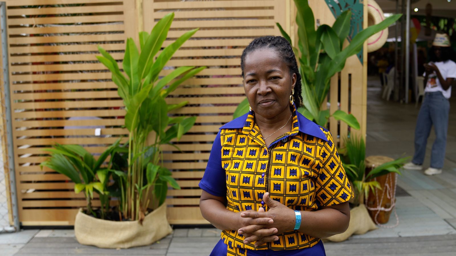 Octavia Montaño, maestra vichera de San Antonio de Guajui, en Guapi (Cauca), es la primera y única mujer en conseguir el Registro INVIMA, documento que le permite comercializar viche fuera del Pacífico. Pero su historia no es solo individual: la acompañan cientos de mujeres que han sostenido como ella una práctica ancestral declarada patrimonio inmaterial de Colombia, pese a persecuciones históricas y a un oficio marcado por el machismo. Hoy, su mayor reto es inspirar a que más mujeres fortalezcan su saber y contrarrestar un mito que ha sexualizado una práctica ancestral destruyendo su verdadero significado: memoria y resistencia del Pacífico. Foto: Andrés Molano / Minculturas.