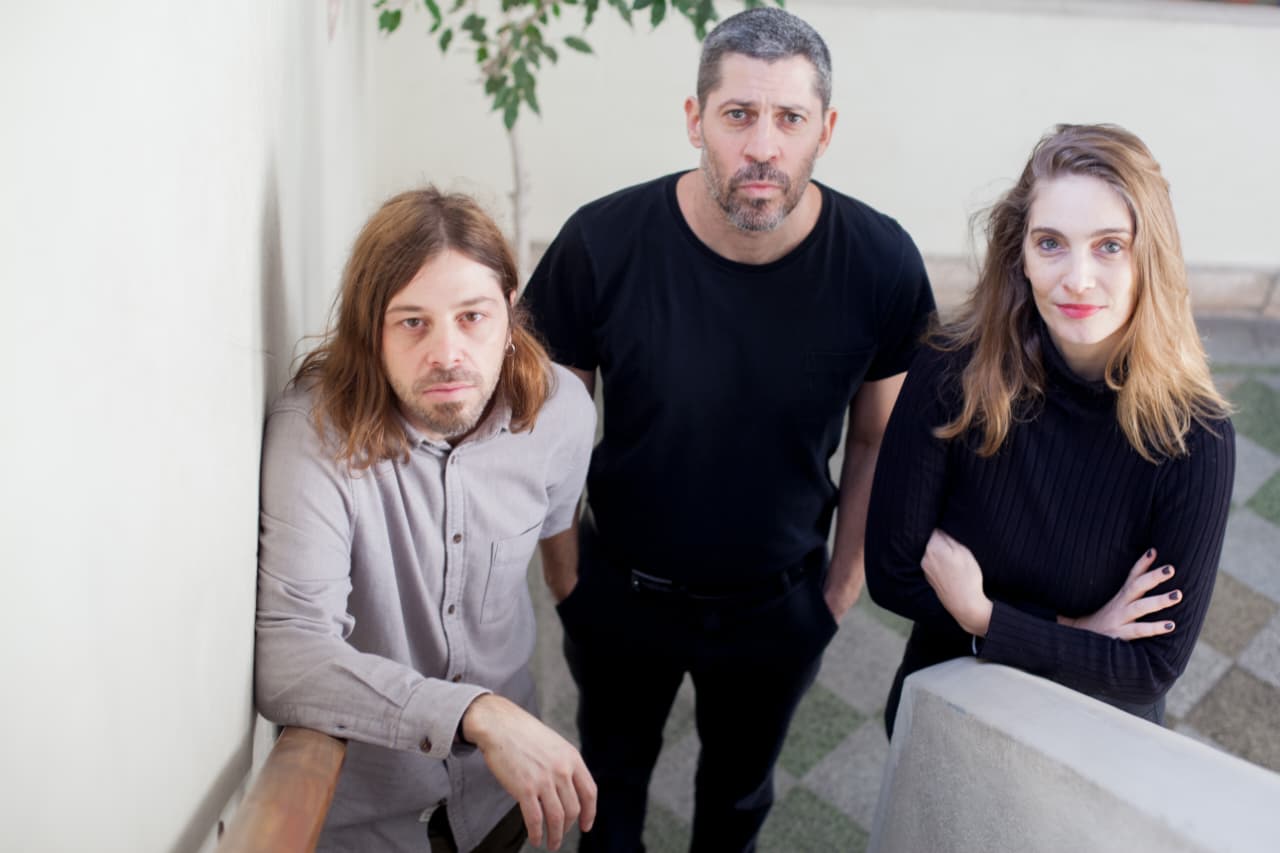 Los editores Ezequiel Fanego, Diego Esteras y Malena Rey lideran hoy un equipo de 12 personas. Conversamos con Fanego para revisar, en retospectiva, los veinte años de caja negra. Foto de Coni Rosman.