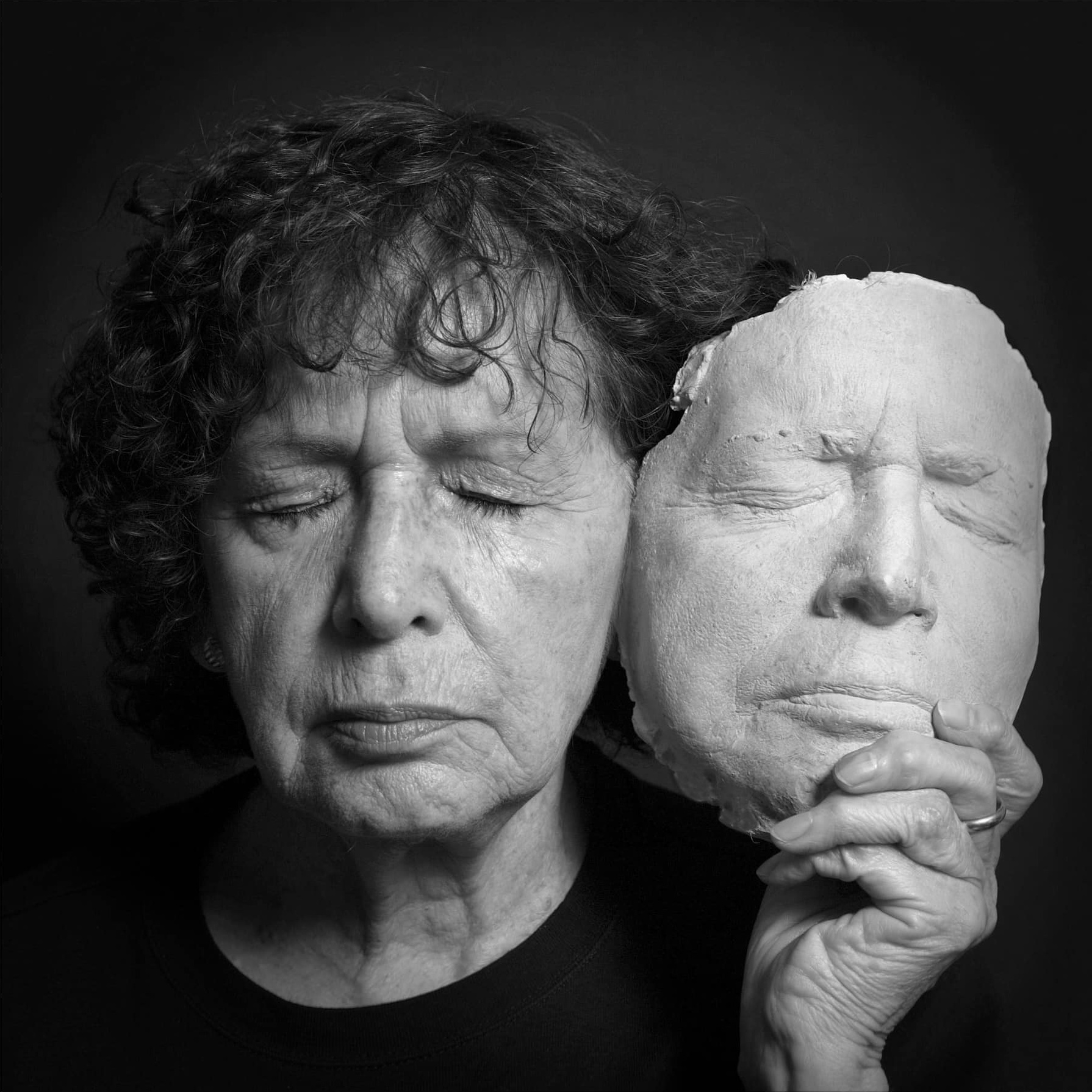 Beatriz González nació en Bucaramanga en 1932 y murió en Bogotá en 2026. Retrato de Carlos Duque (2007).