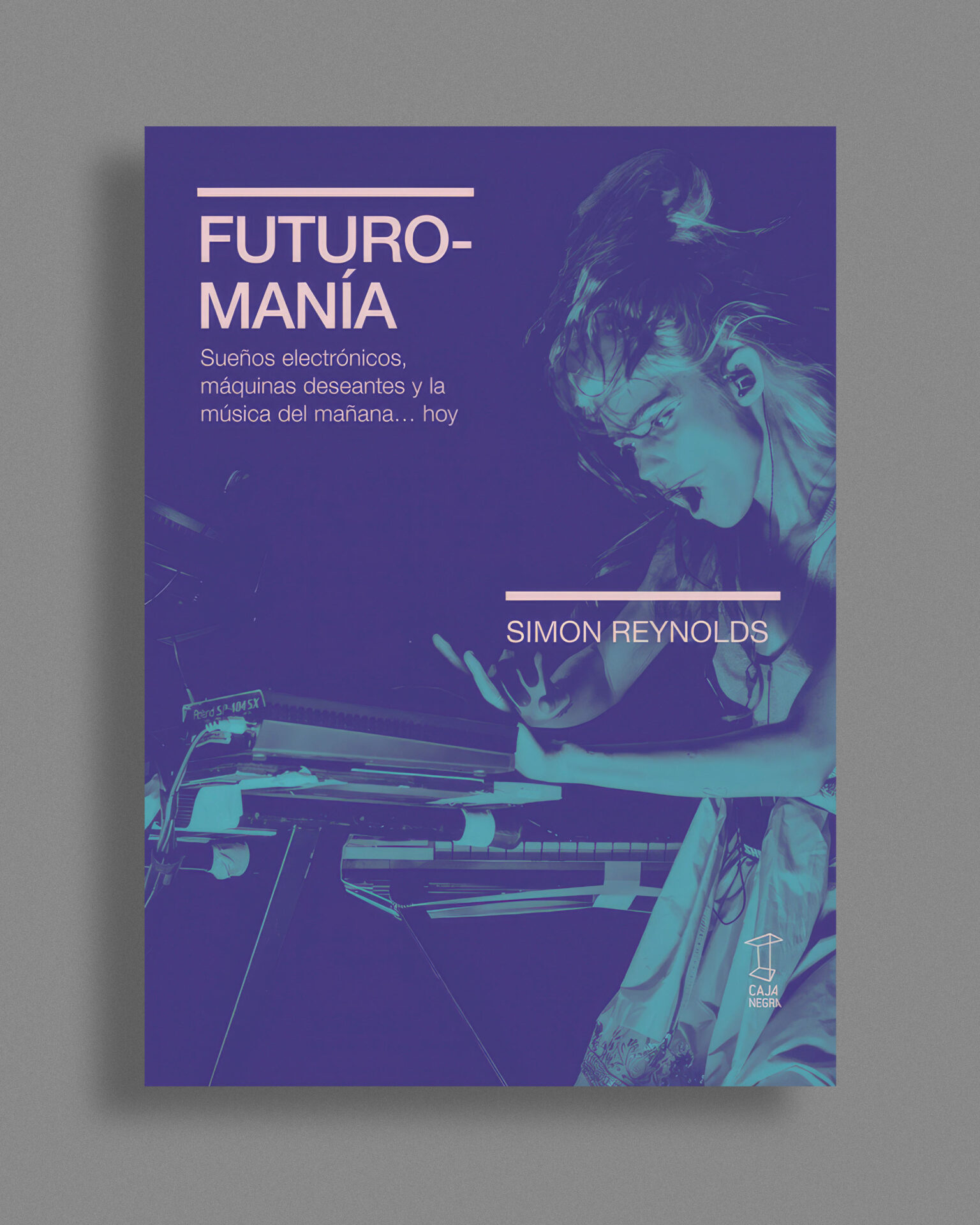 En sus primeros años, Caja Negra pensó su identidad visual fuera del mundo editorial. El referente fue <b>Peter Saville</b>, el diseñador de Factory Records, responsable de algunas de las portadas mas influyentes del postpunk. La colección Synesthesia, por ejemplo, dialoga con el imaginario gráfico de New Order.