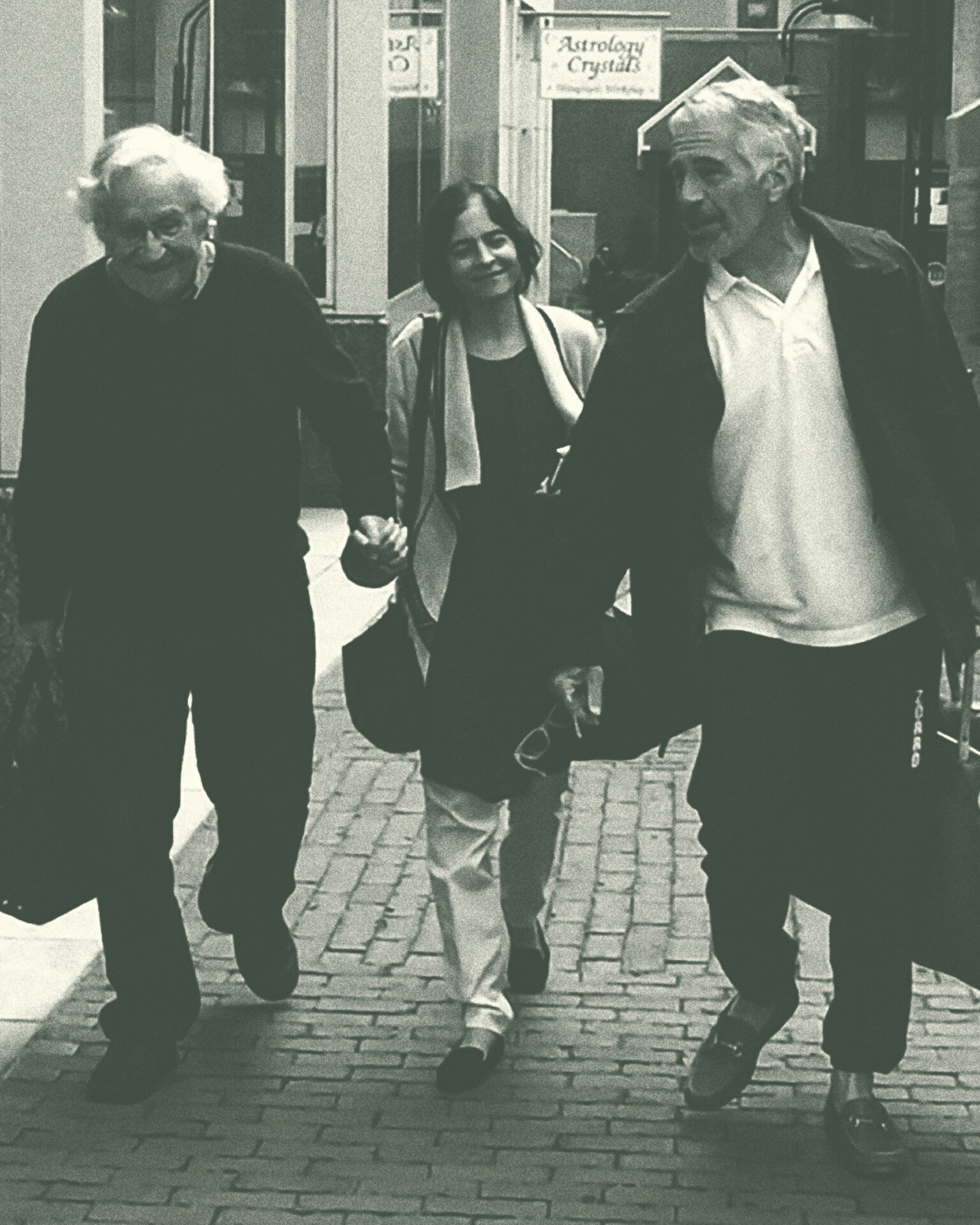 Noam Chomsky, su esposa Valeria y Jeffrey Epstein. Foto del