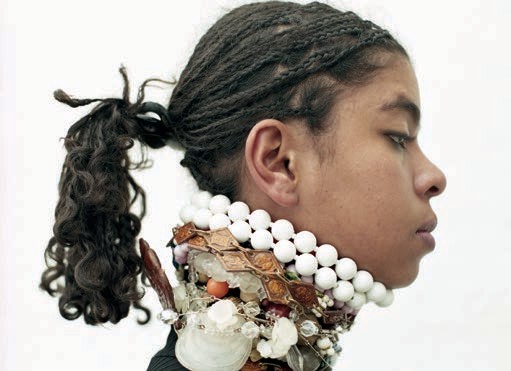 «Mujer jirafa» (1998), de la serie de Liliana Angulo Objetos para deformar - Colonizados.