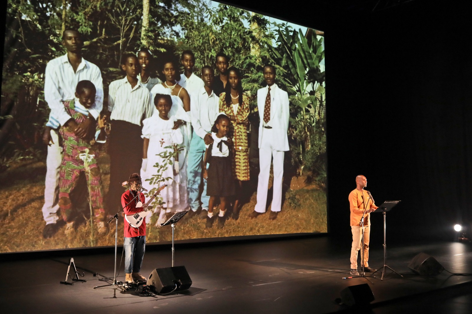 Hewa Rwanda. Carta a los ausentes primero fue un libro, que describía la costumbre de Rugamba de regresar cada año a la casa de sus padres, en la que la hiedra aún trepa por las paredes y en cuya entrada aún se sostiene una palmera y un papayo. En esas páginas consigna cómo pudo aceptar lo inaceptable y, además, entabla una conversación con su padre, su madre, sus hermanos y tantos compatriotas que fallecieron durante esos cien días. Aquel libro se convirtió en un montaje teatral homónimo, en el que Rugamba comparte escenario con el músico senegalés Manjun y que se presentará en la segunda edición del FIAV Bogotá 2026. Foto de Dominique-Houcmant-Goldo.