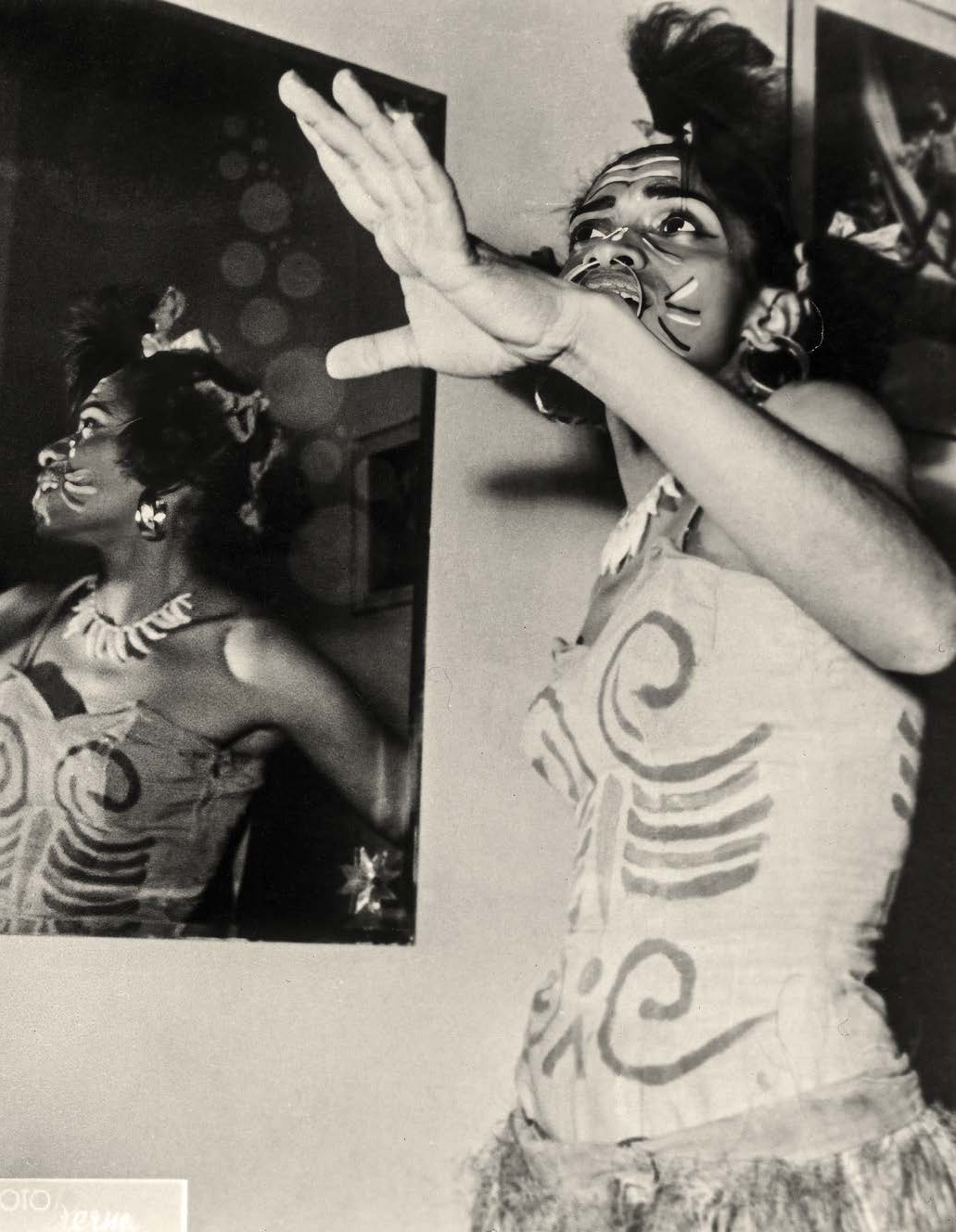 Delia Zapata Olivella, instantes antes de salir a escena en la primera presentación de su Conjunto de Danzas Folclóricas en el Teatro Colón (1954).