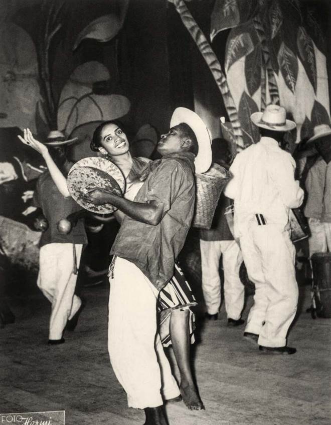 Presentación del Conjunto de Danzas Folclóricas Delia Zapata Olivella en el Teatro Colón (1954). Foto de Hermi Friedmann.