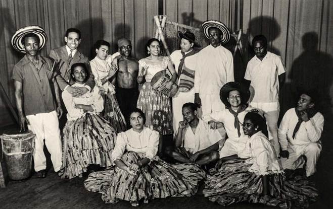 Fotopostal de Delia y Manuel Zapata Olivella para Félix González. Planeta Rica, 1958. Foto de Martín Neumann / Archivo El Palenque de Delia.