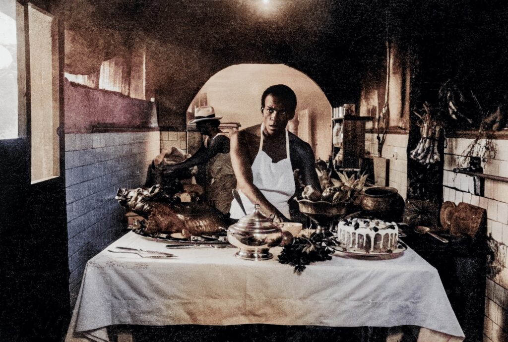 El actor brasileño Antonio Pitanga (El Sirviente) en la cocina de la mansión.