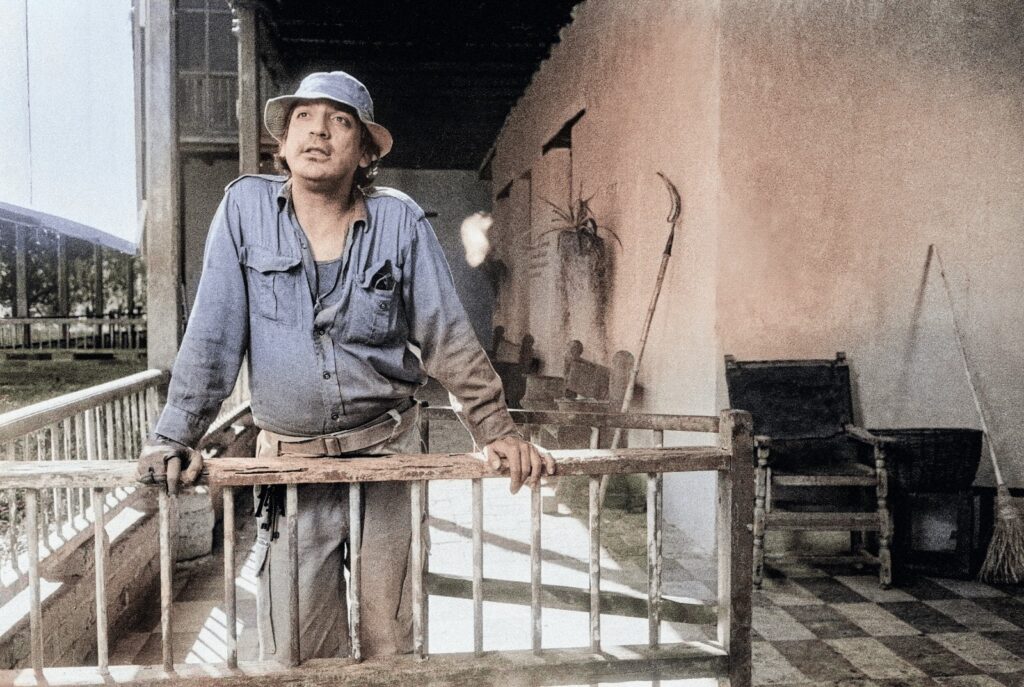 Carlos Mayolo ensayando su personaje de El Guardián en los corredores de la hacienda San Julián.