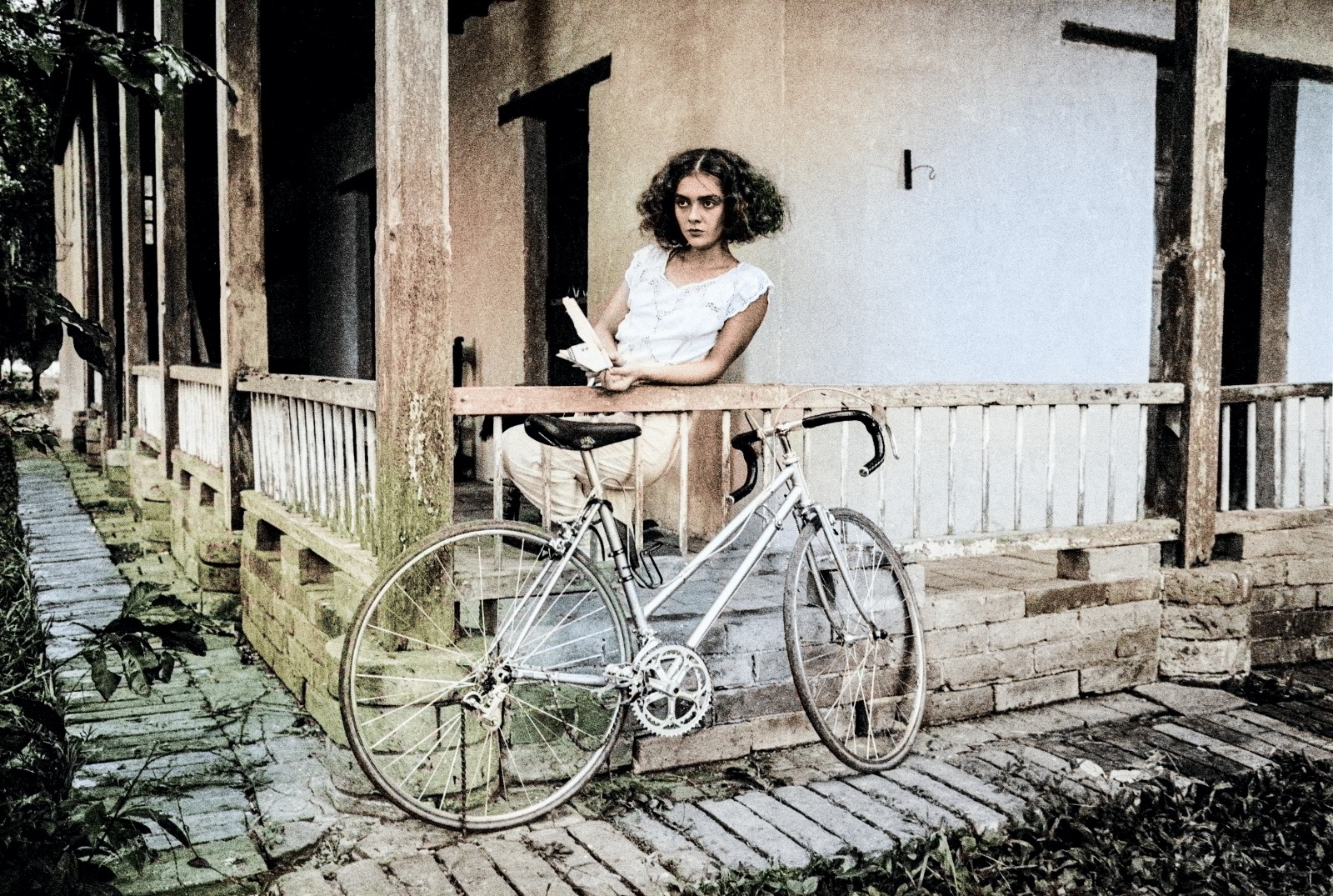 La Muchacha (Adriana Herrán) extraviada en la mansión de Araucaíma.