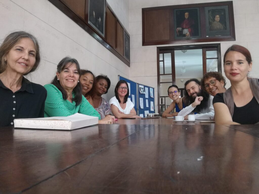Foto de la primera reunión entre el Instituto de Literatura y Lingüística Jose Antonio Portuondo Valdor y Amor Vincit, en compañía de la Agencia Literaria Latinoamericana. De izquierda a derecha: Grisel González (archivo), Lena Pino (archivo), Chanel Salazar (digitalización), Yaritza Lestapier (digitalización), Lorena Hernández Valdés (directora ILL), María Angélica y David, y Tania y Jessica (Agencia Literaria Latinoamericana).