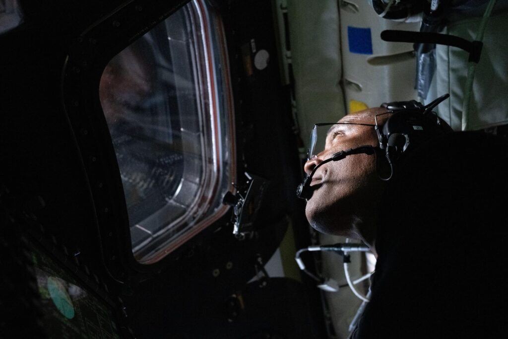 El astronauta y piloto de la misión Artemis 2 Victor Glover a bordo de la nave espacial Orión durante el sobrevuelo lunar. Archivo NASA.