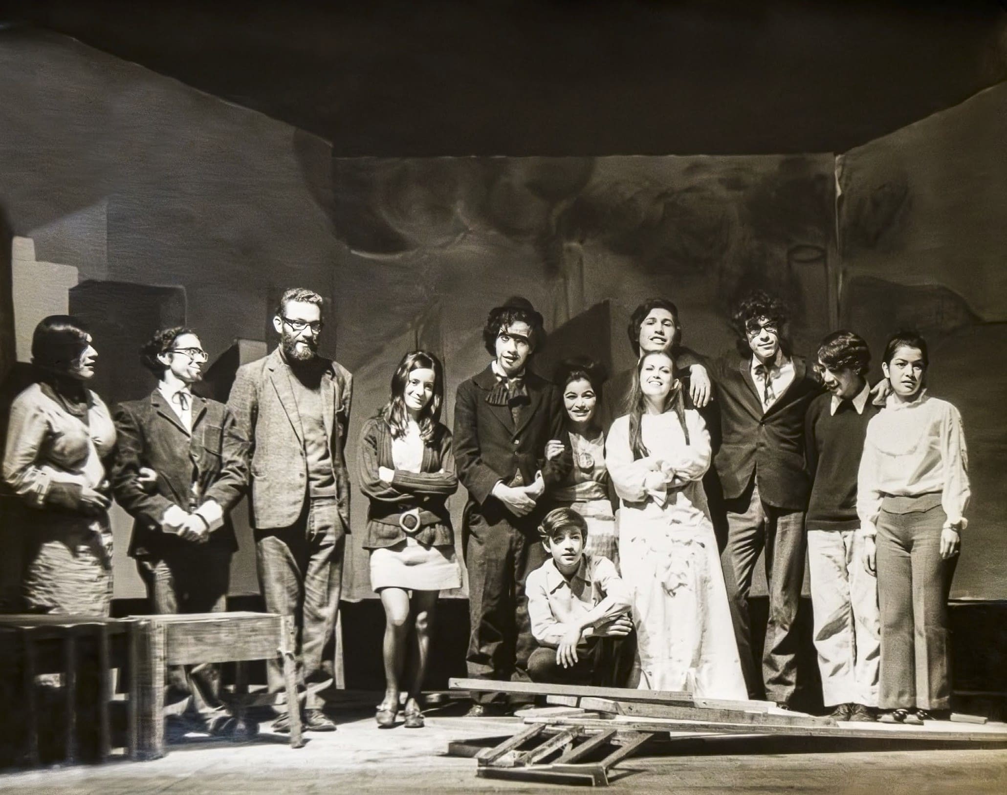 Carlos José Reyes (tercero de izquierda a derecha) con su grupo de teatro infantil. Foto cortesía de la Biblioteca Nacional de Colombia.