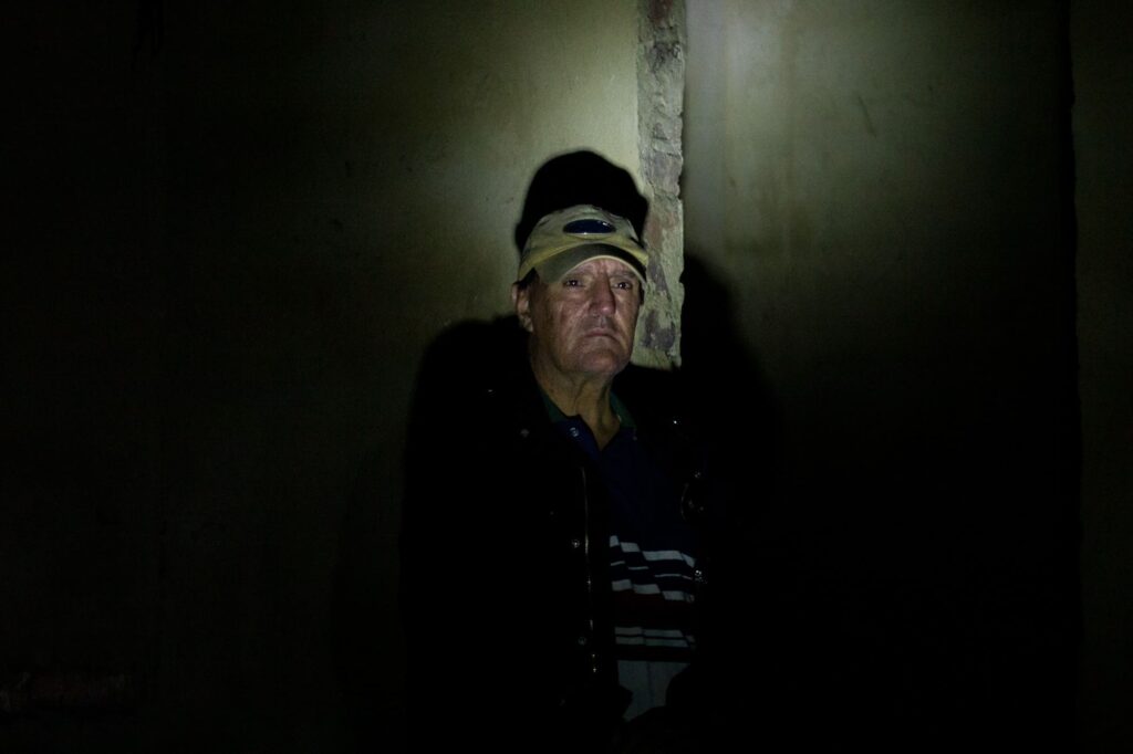William en las ruinas de una casa en Sutatausa, a donde ha llegado tras la pista de un supuesto chupacabras que lleva meses drenando ganado en el municipio. Foto de Ángel Carillo.