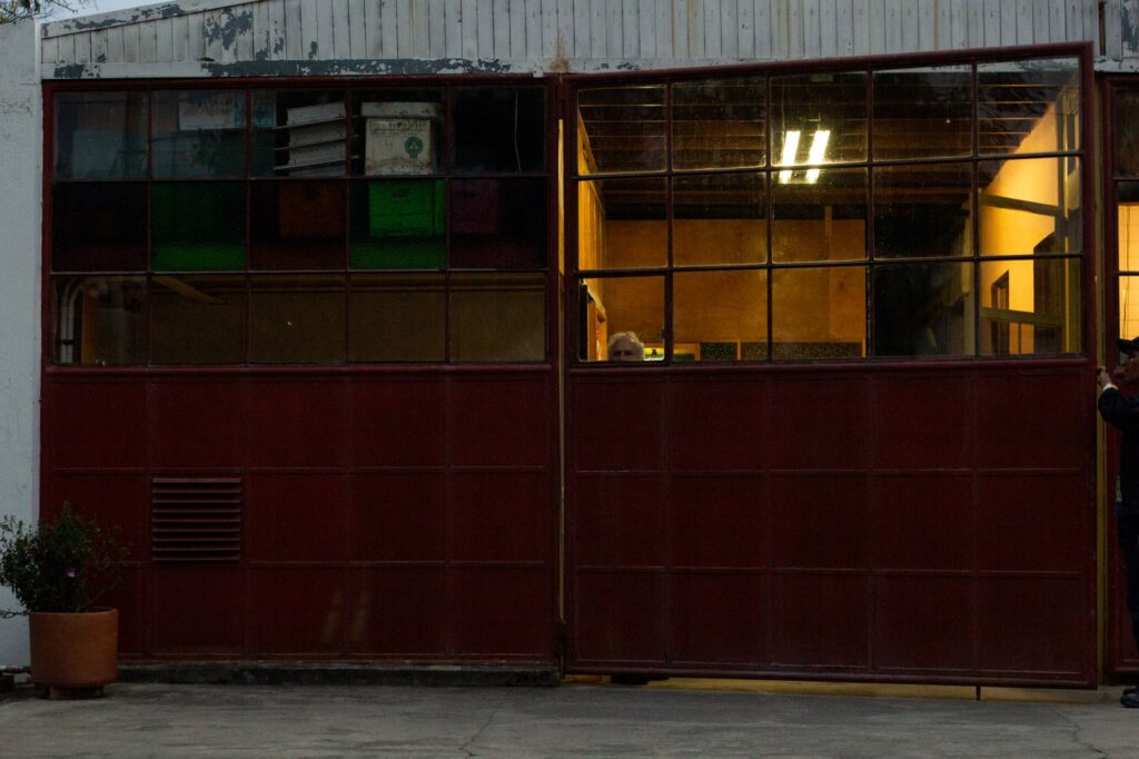 El hombre que alquila su predio en las faldas de la peña de Juaica para los campamentos ufológicos, se asoma al ver que llegaron los campistas de la noche. Foto de Ángel Carillo.