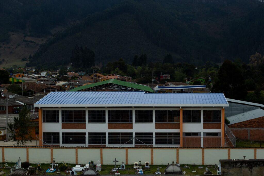El cementerio de Tabio y al fondo El portal de los dioses, la montaña del misticismo ovni colombiano. Foto de Ángel Carillo.