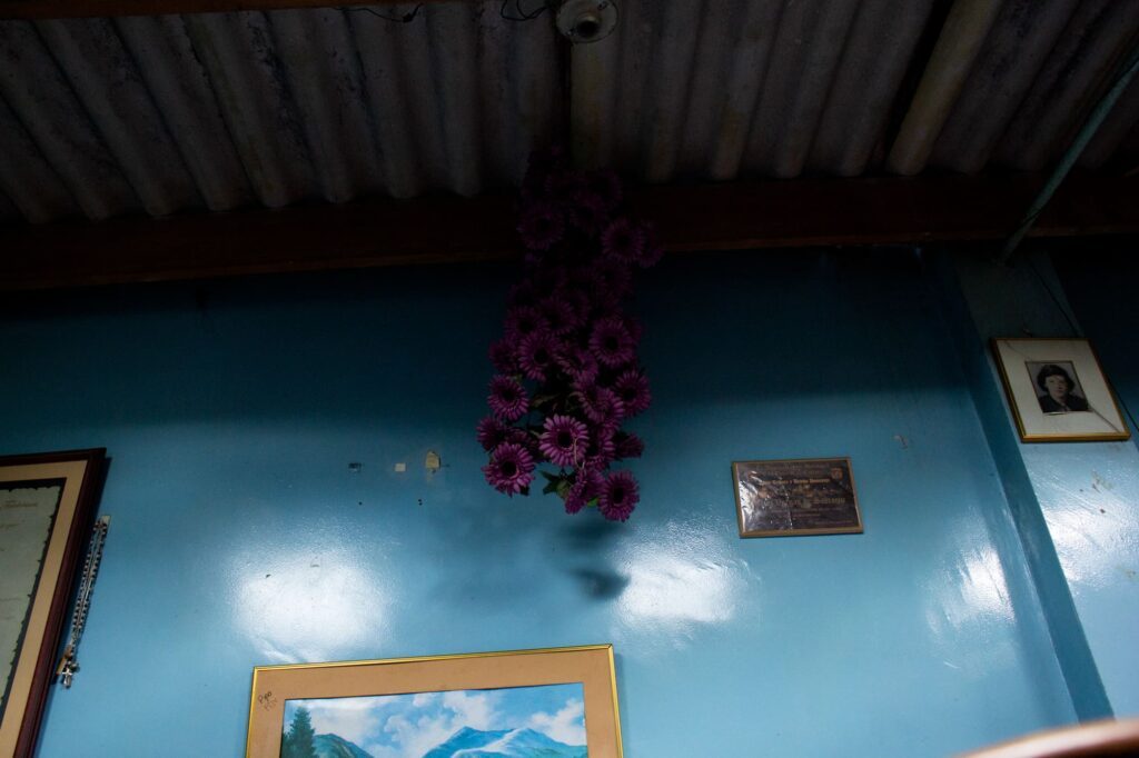 Interior de la casa de Fabio Sastoque, una de las fuentes de William en su pesquisa por el altiplano tras el chupacabras. No sabemos qué es, le dice Fabio a William: pero ataca principalmente a los ovinos, succiona el hígado y la sangre, en Guachetá el animal atacó a una burra y al irse partió unas tejas, tal vez al tomar impulso. Entonces la entidad vuela, le dice William. Foto de Ángel Carillo.