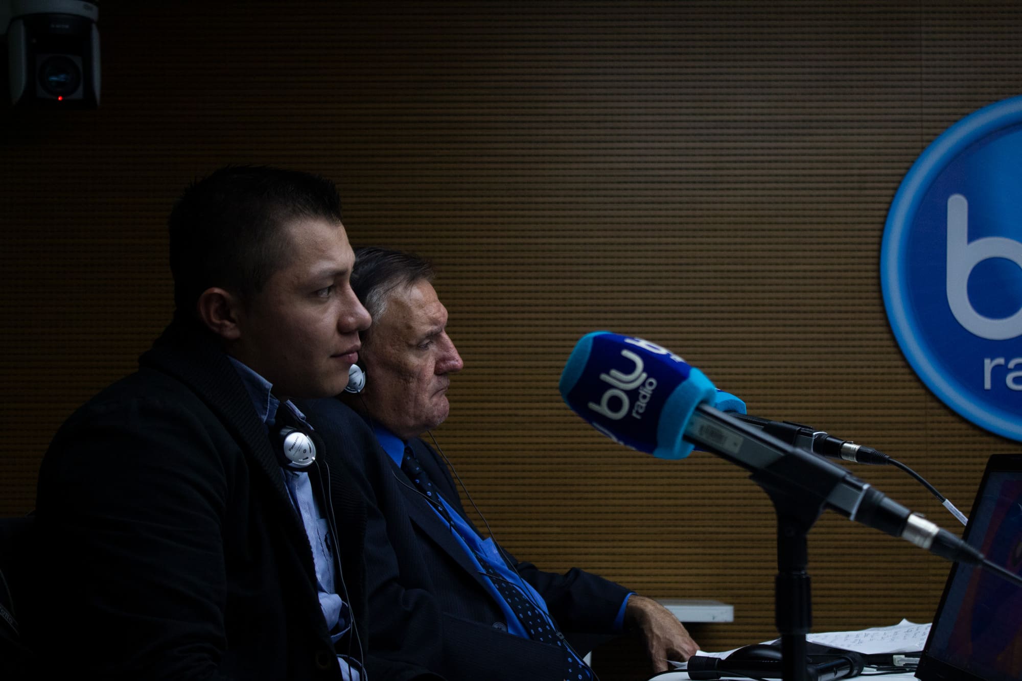 Cristian Ramos y William Chaves en Luna Blu, una franja radial nocturna dirigida por Esteban Cruz Niño. Foto de Ángel Carillo.