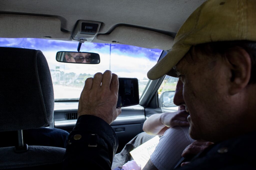 La ufóloga Miriam Arce al volante. William la entrevista para redes sociales. Quieren informar en tiempo real los hallazgos de su investigación paranormal. El chupacabras, explica otro de los integrantes del equipo, es asunto de la criptozoología, pero a los ufólogos también nos interesa. Foto de Ángel Carillo.