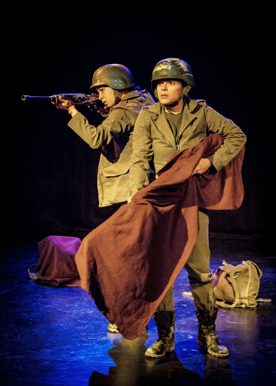 Ángela Triana y Lina Támara en Soldados, versión dirigida por Patricia Ariza (2016)