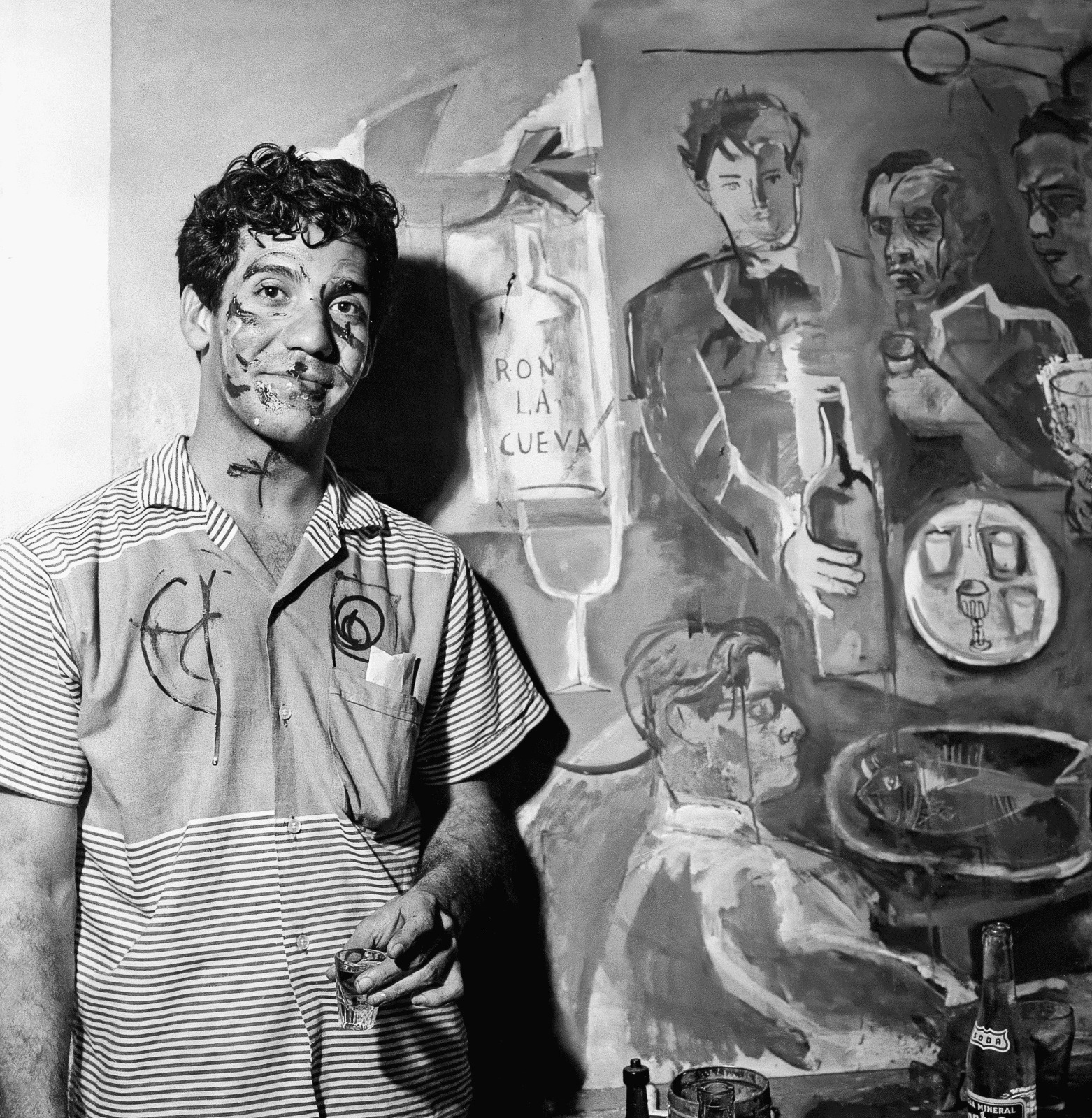En 1955, en Barranquilla, Juan Antonio Roda retrató a cinco miembros de La Cueva: Alfonso Fuenmayor, Nereo López, Eduardo Vilá, Álvaro Cepeda Samudio y Alejandro Obregón. Con motivo de la instalación del cuadro en el bar, Cecilia Porras realizó un happening que fue fotografiado por Nereo López. Foto de la Biblioteca Nacional de Colombia.