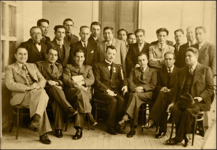 Leopoldo López Álvarez (1891–1940), humanista, traductor y helenista colombiano, portando una condecoración. Fuente: Archivo fotográfico de la Universidad de Nariño.