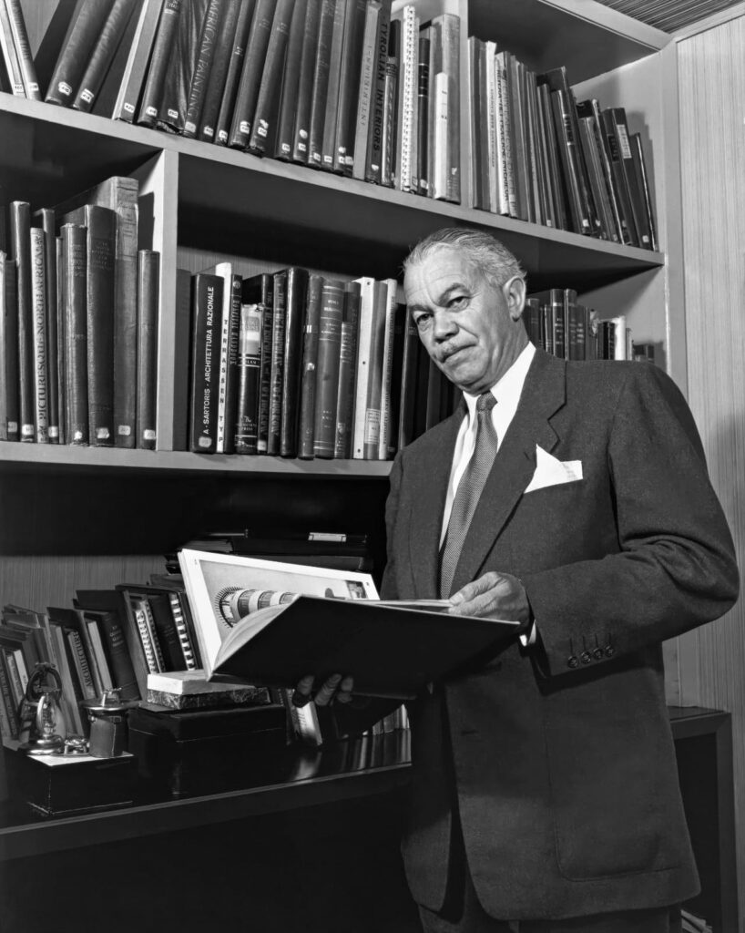 Retrato del arquitecto Paul R. Williams, 1952. Fotografía de Julius Shulman. Cortesía del Getty Research Institute, Los Ángeles.