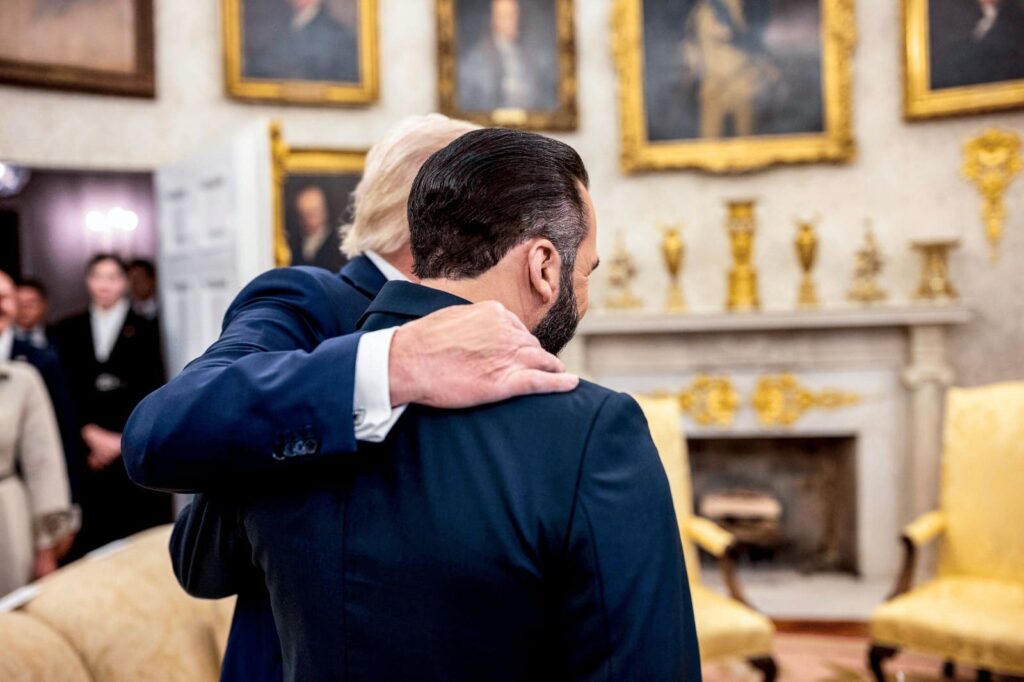 El presidente de Estados Unidos, Donald Trump, y el presidente de El Salvador, Nayib Bukele, antes de una reunión bilateral en el Despacho Oval de la Casa Blanca, 14 de abril de 2025. © Daniel Torok / Casa Blanca / Alamy Live News.