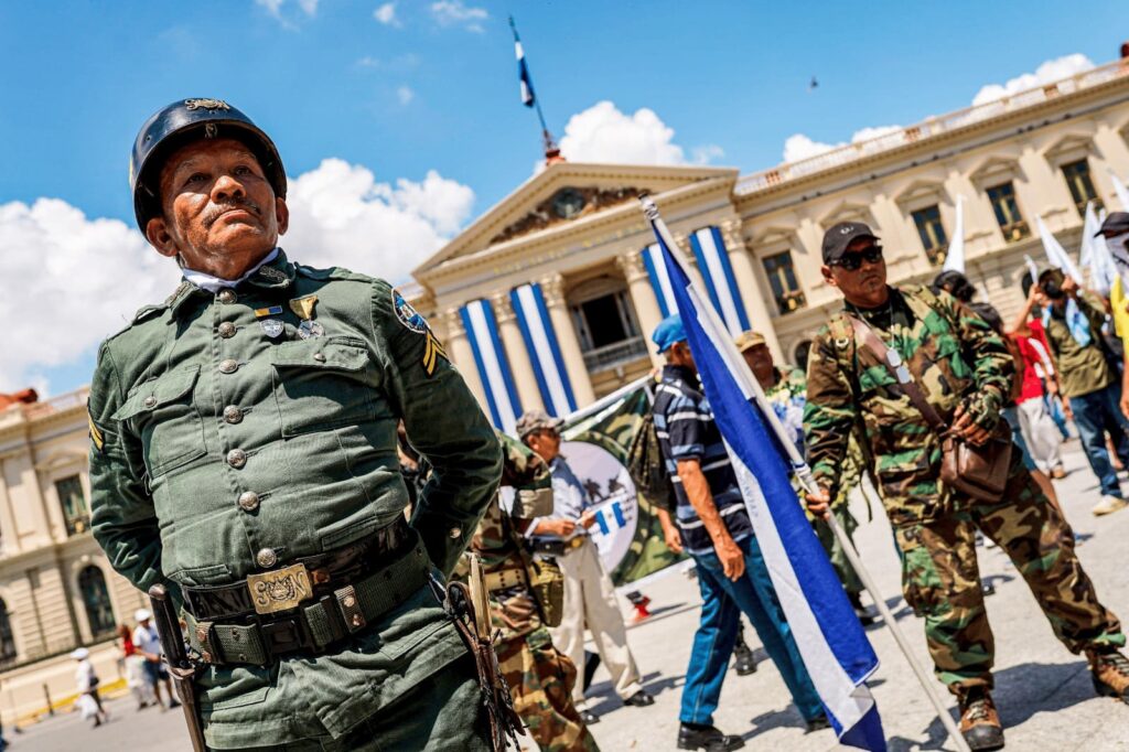 Un veterano de guerra participa en una manifestación contra el gobierno de Nayib Bukele durante la celebración del Día de la Independencia de El Salvador. 15 de septiembre de 2023. © SOPA Images Limited / Alamy Live News